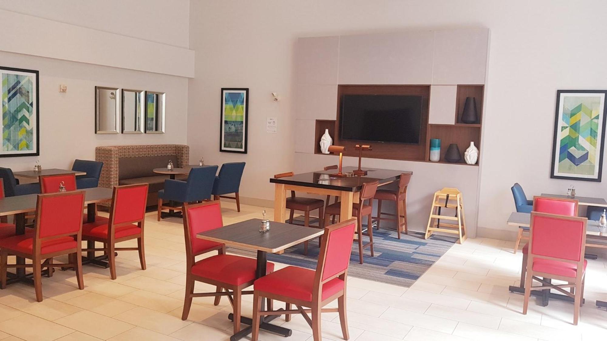 Holiday Inn Express And Suites Surrey By Ihg Kültér fotó