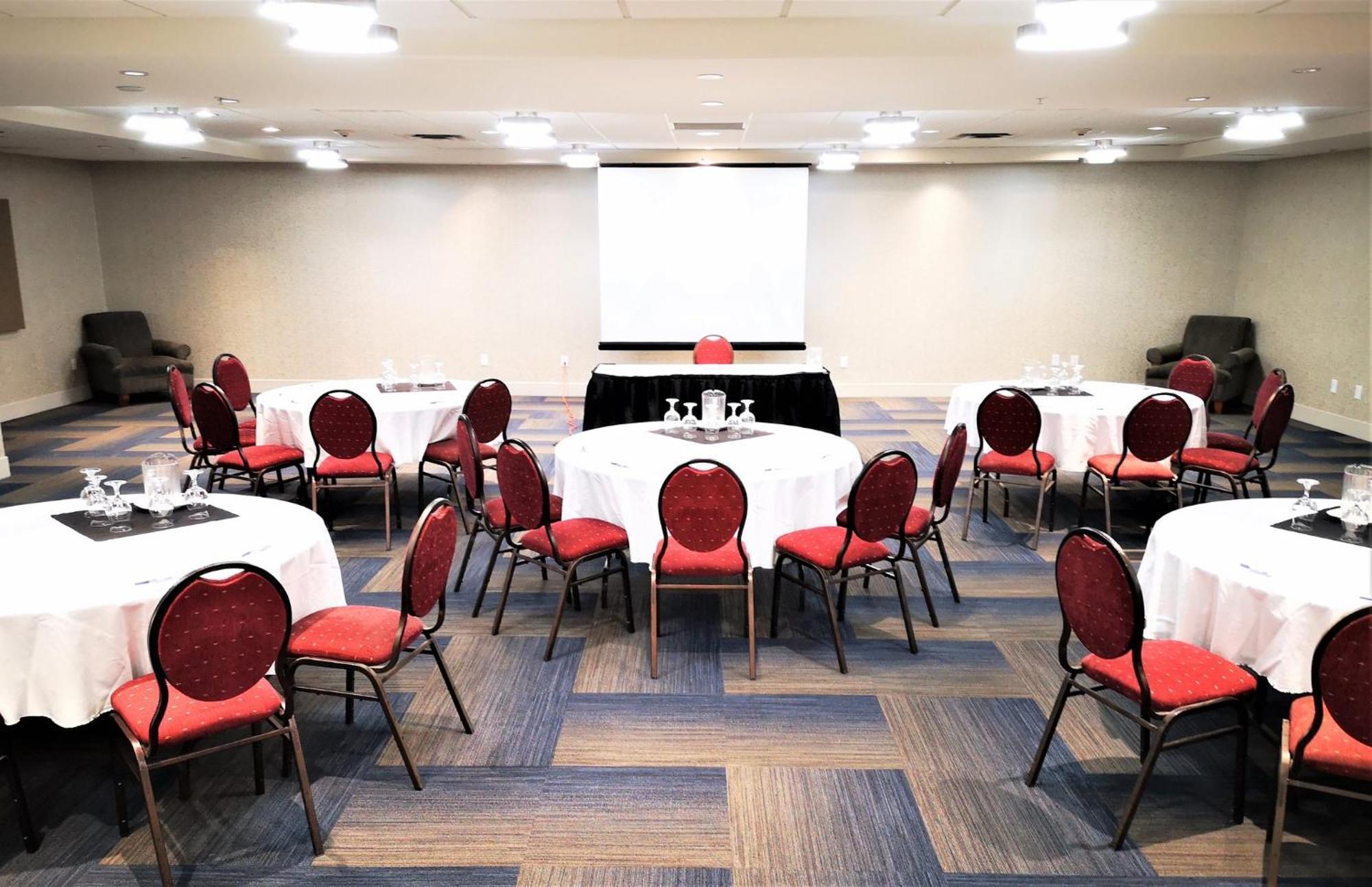 Holiday Inn Express And Suites Surrey By Ihg Kültér fotó