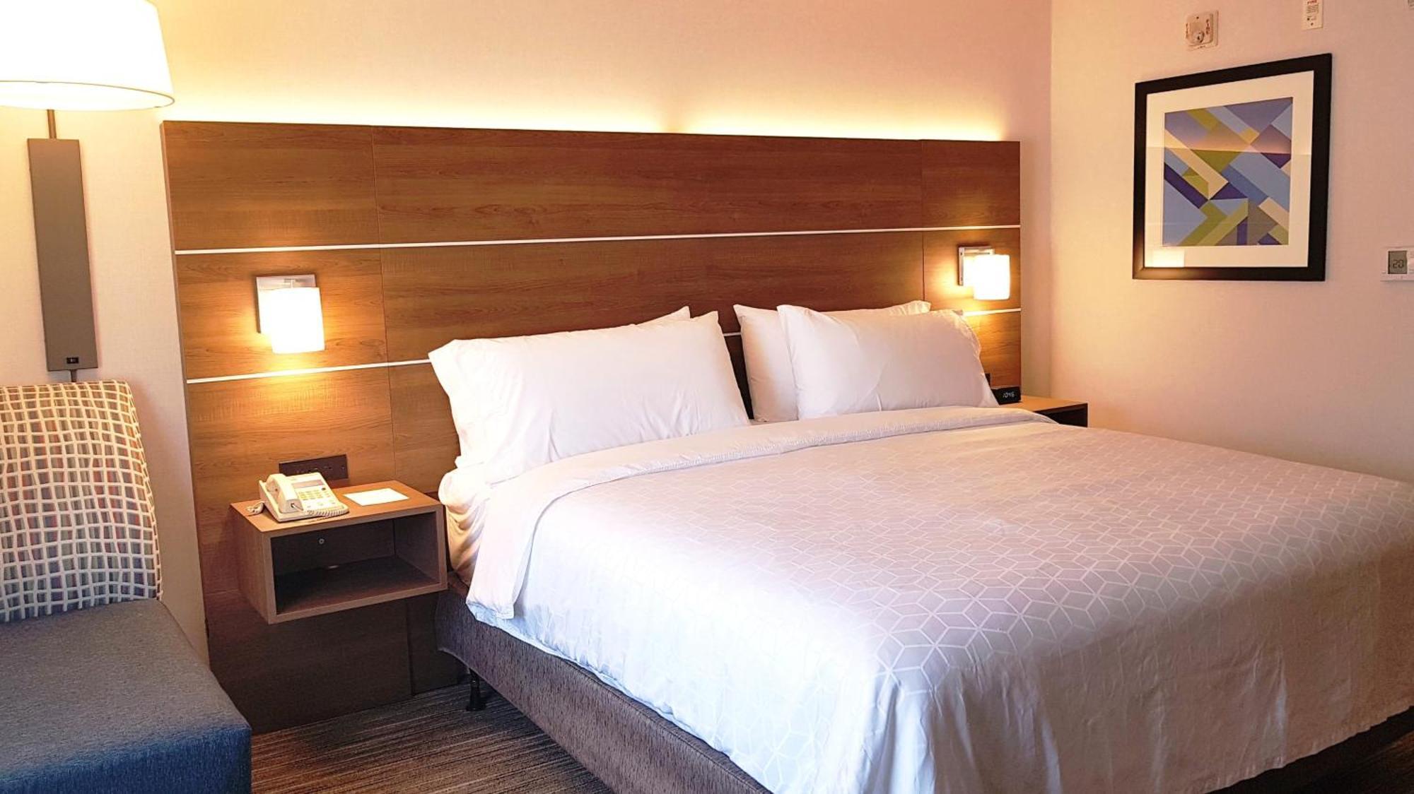 Holiday Inn Express And Suites Surrey By Ihg Kültér fotó