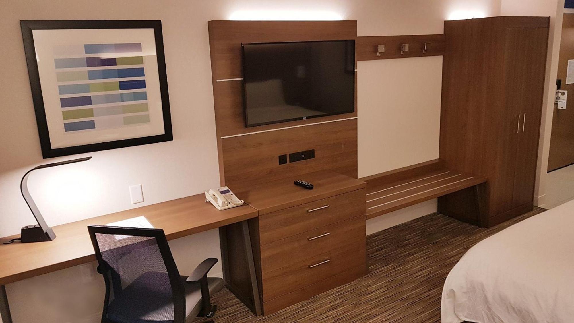 Holiday Inn Express And Suites Surrey By Ihg Kültér fotó