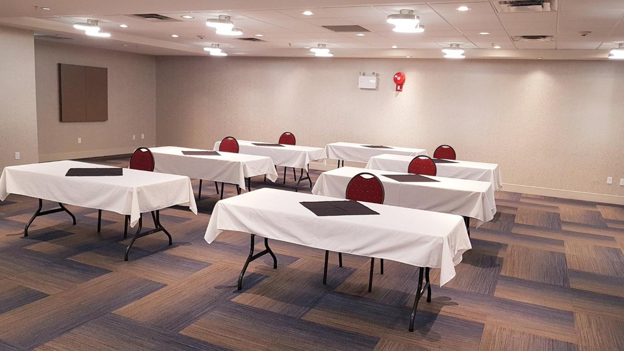 Holiday Inn Express And Suites Surrey By Ihg Kültér fotó