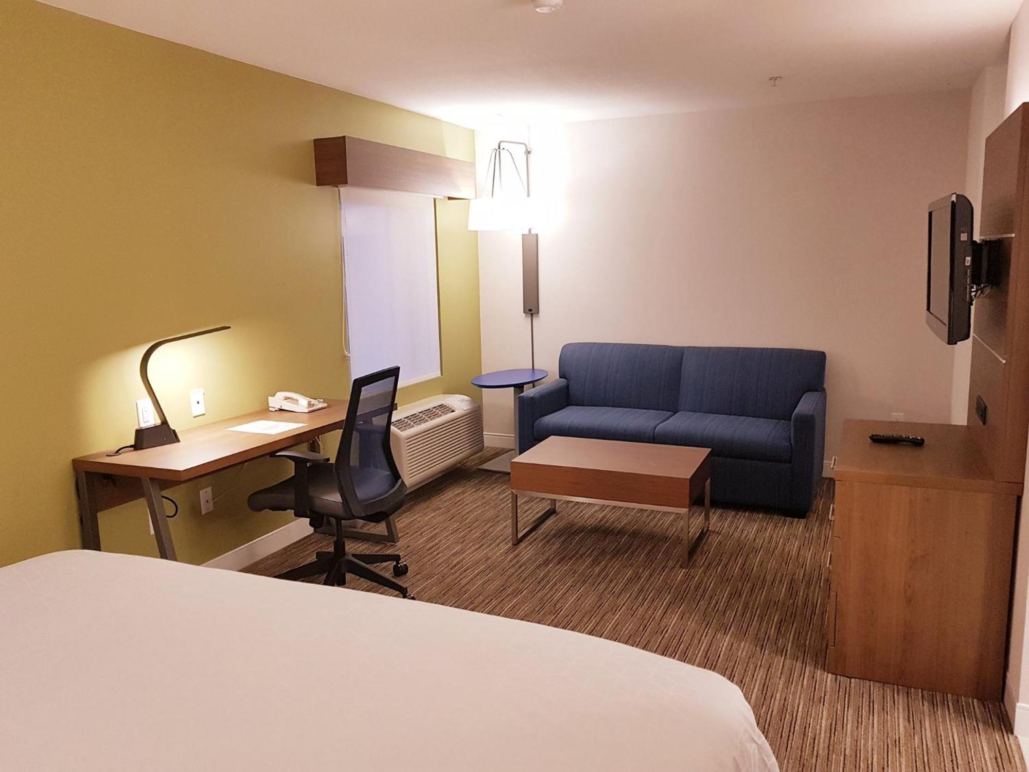 Holiday Inn Express And Suites Surrey, An Ihg Hotel Kültér fotó