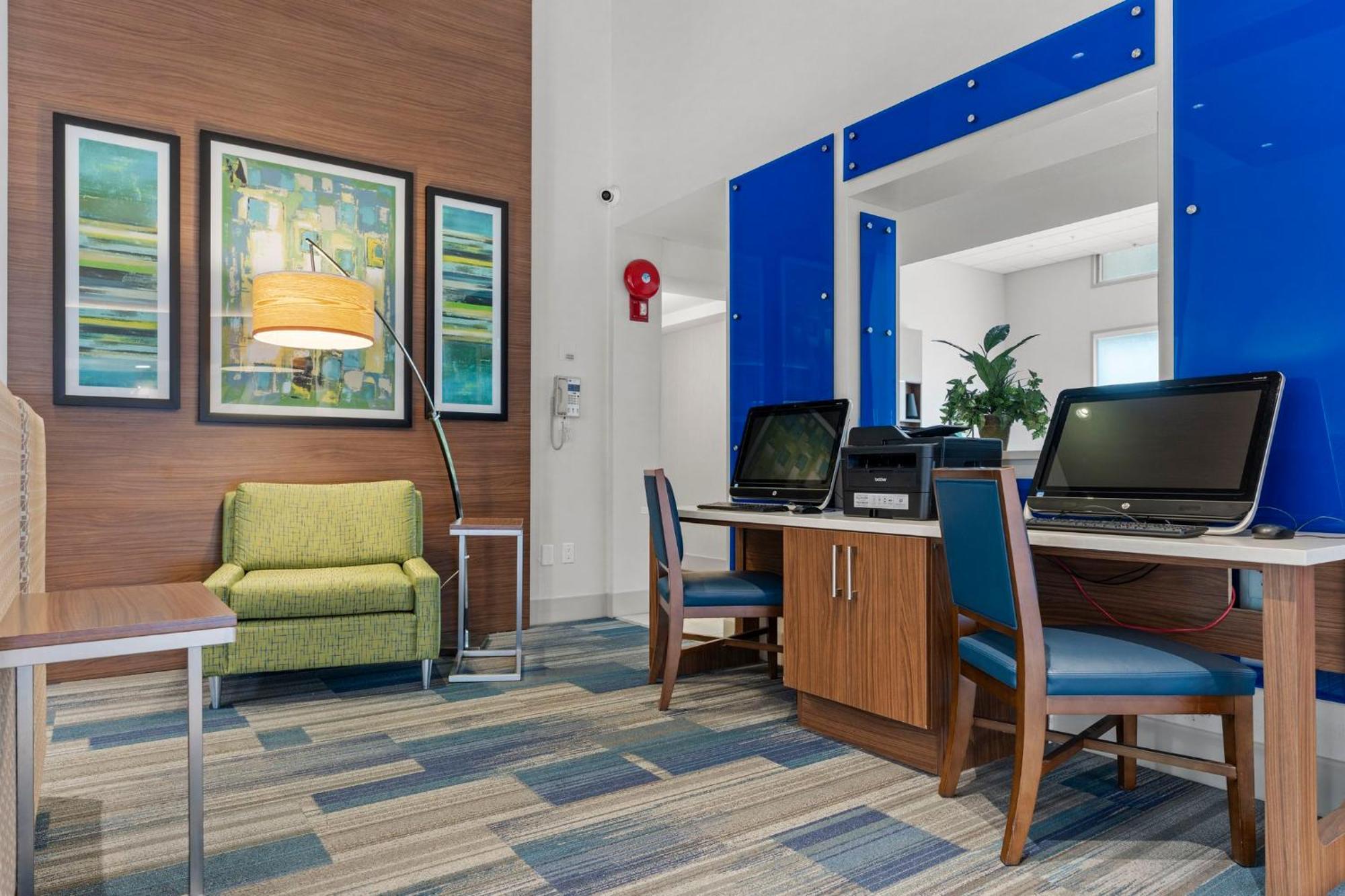 Holiday Inn Express And Suites Surrey By Ihg Kültér fotó