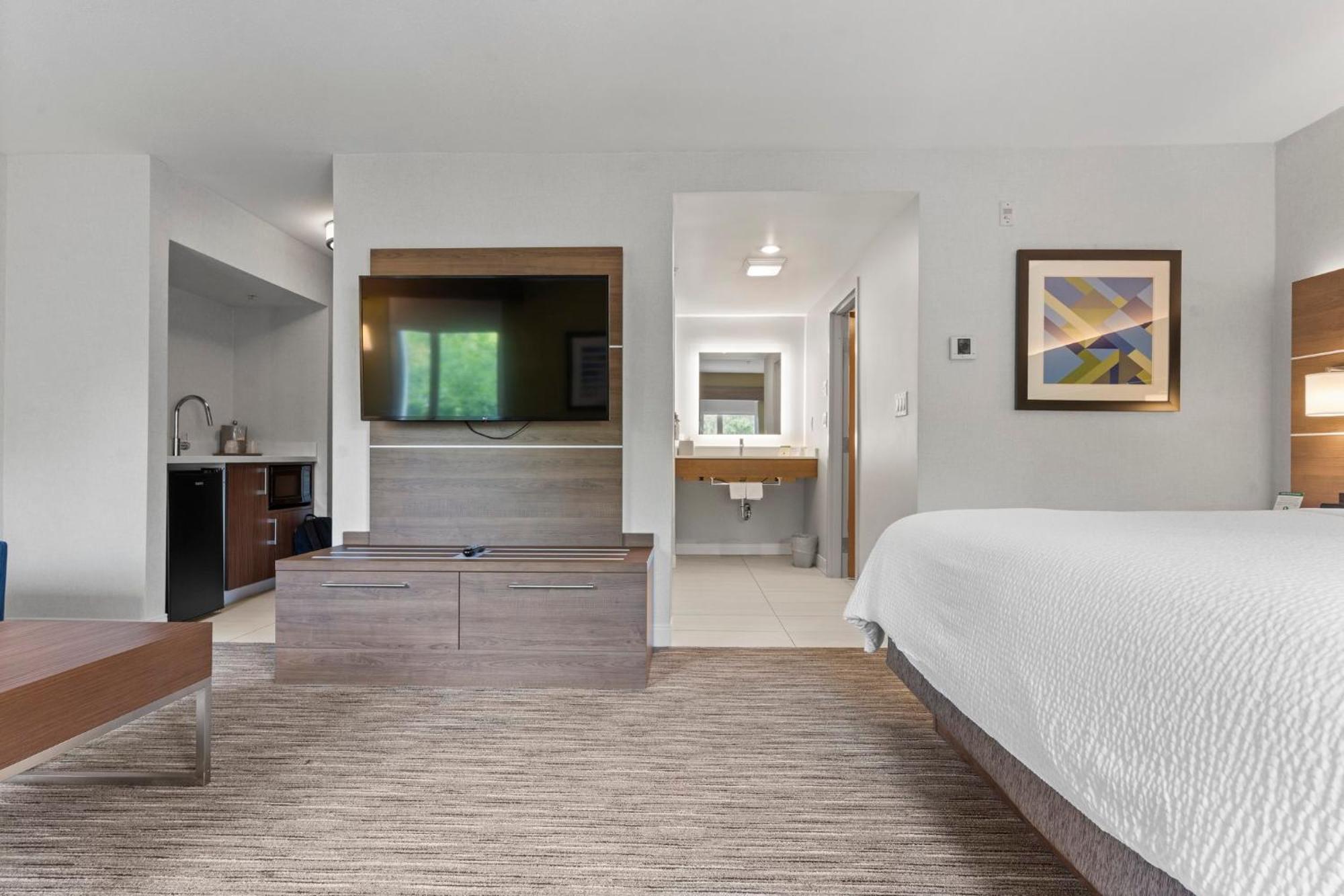 Holiday Inn Express And Suites Surrey By Ihg Kültér fotó