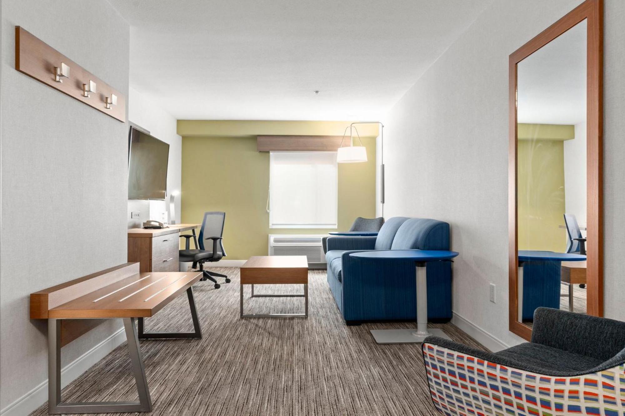 Holiday Inn Express And Suites Surrey By Ihg Kültér fotó
