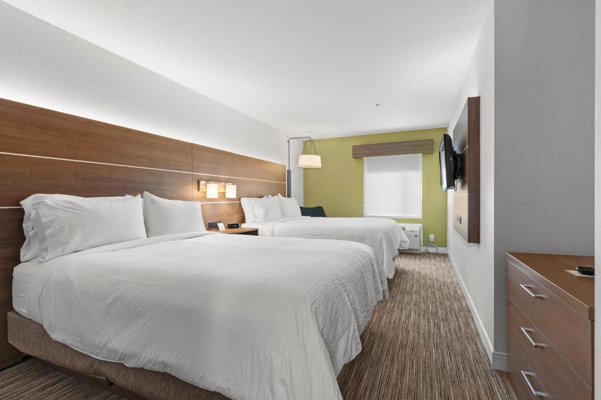 Holiday Inn Express And Suites Surrey By Ihg Kültér fotó