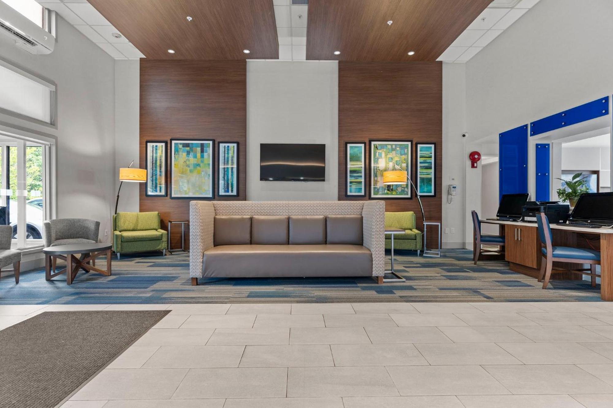 Holiday Inn Express And Suites Surrey By Ihg Kültér fotó